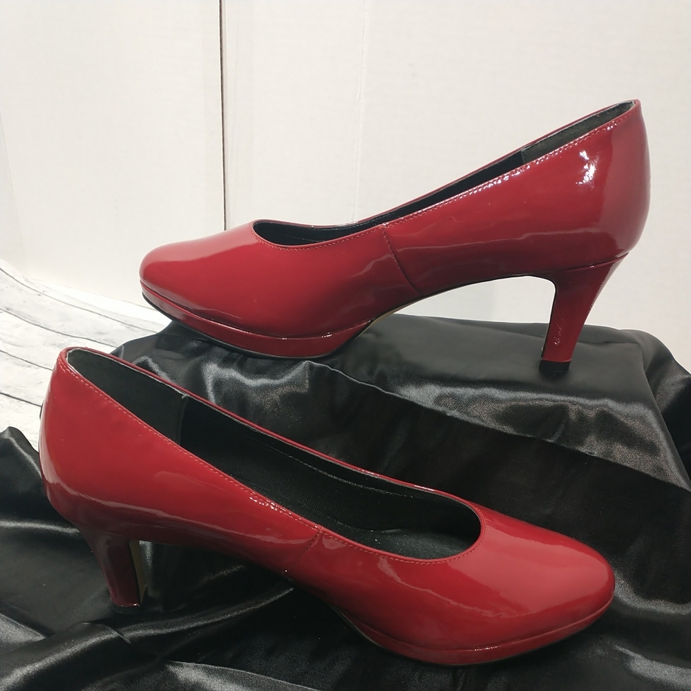 Rose Petals Woman's SZ 12W by Walking Cradles Cap Toe Red Heels Patent Leather - Picture 2 of 13